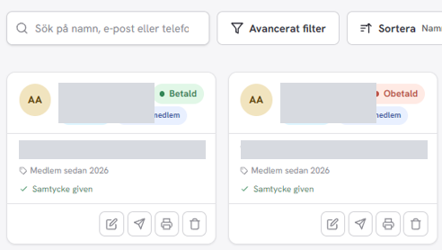 Två medlemskort i registret med betald och obetald avgift. Personuppgifterna är dolda.